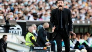 乐鱼平台-西蒙尼怒斥欧足联：小蜘蛛摔倒了两次触球，规则就变了这让我羞愧