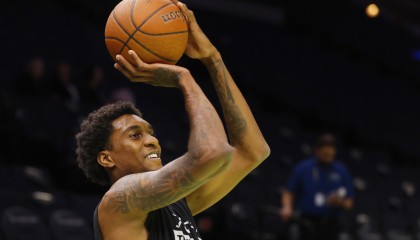 乐鱼体育-诸葛连弩开射！麦克丹尼尔斯左右开弓三分三连击 森林狼领先18分